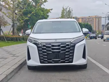 2025 BYD Xia (M9) с пробегом 49 200 км