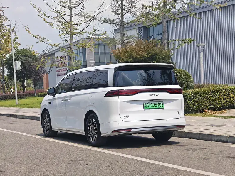 2025 BYD Xia (M9) с пробегом 23 000 км