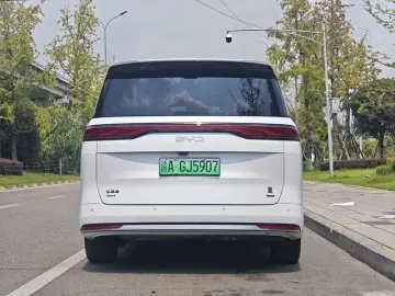 2025 BYD Xia (M9) с пробегом 23 000 км