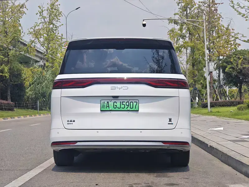 2025 BYD Xia (M9) с пробегом 23 000 км