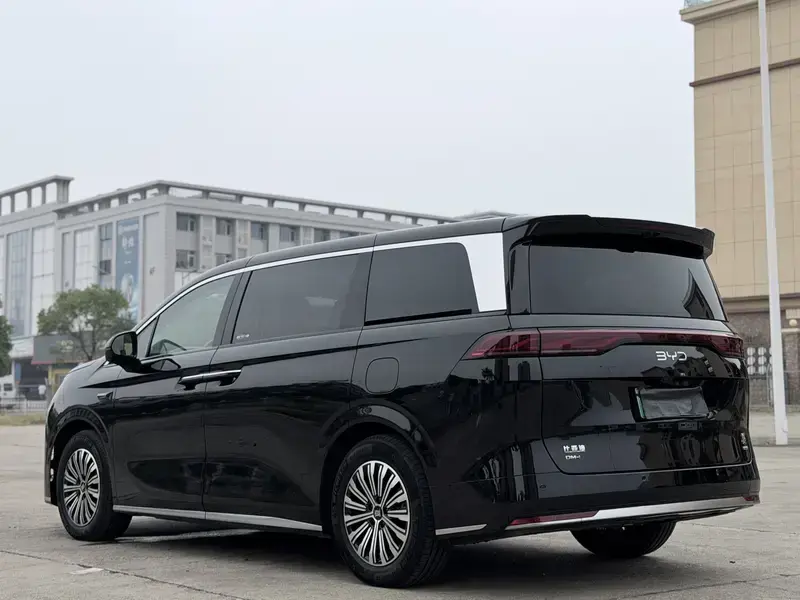 2025 BYD Xia (M9) с пробегом 19 000 км