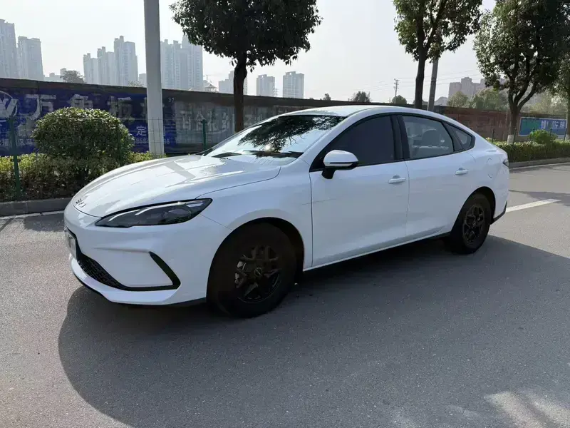 2025 BYD Seal 05 с пробегом 10 000 км