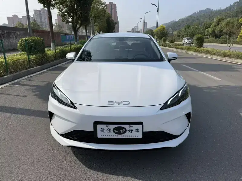 2025 BYD Seal 05 с пробегом 10 000 км