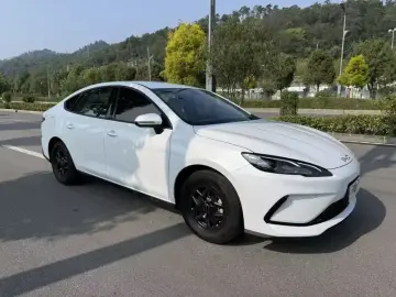 2025 BYD Seal 05 с пробегом 10 000 км