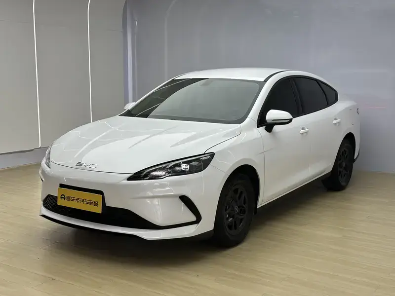 2025 BYD Seal 05 с пробегом 8 000 км