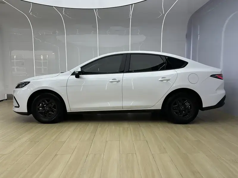 2025 BYD Seal 05 с пробегом 8 000 км