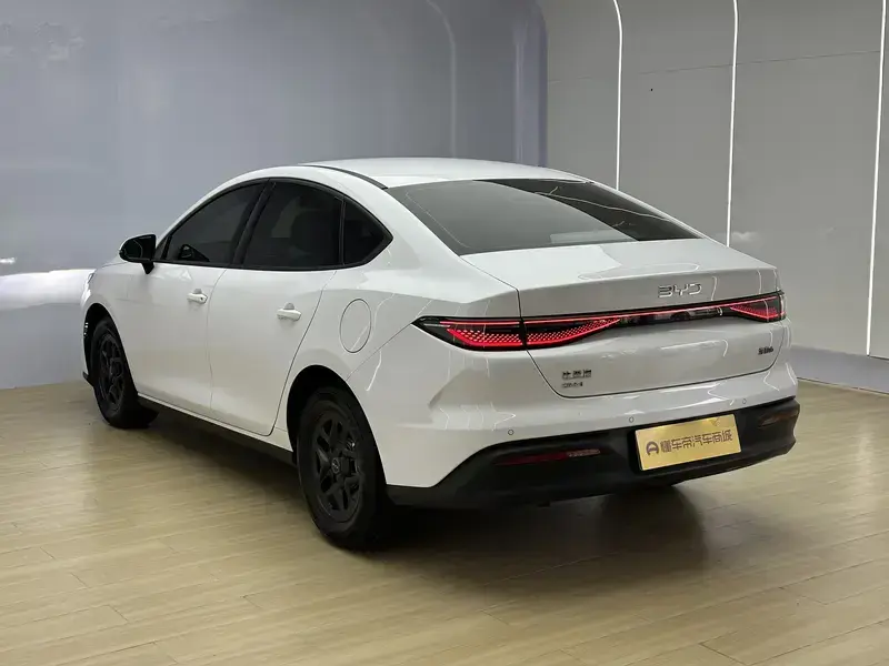 2025 BYD Seal 05 с пробегом 8 000 км