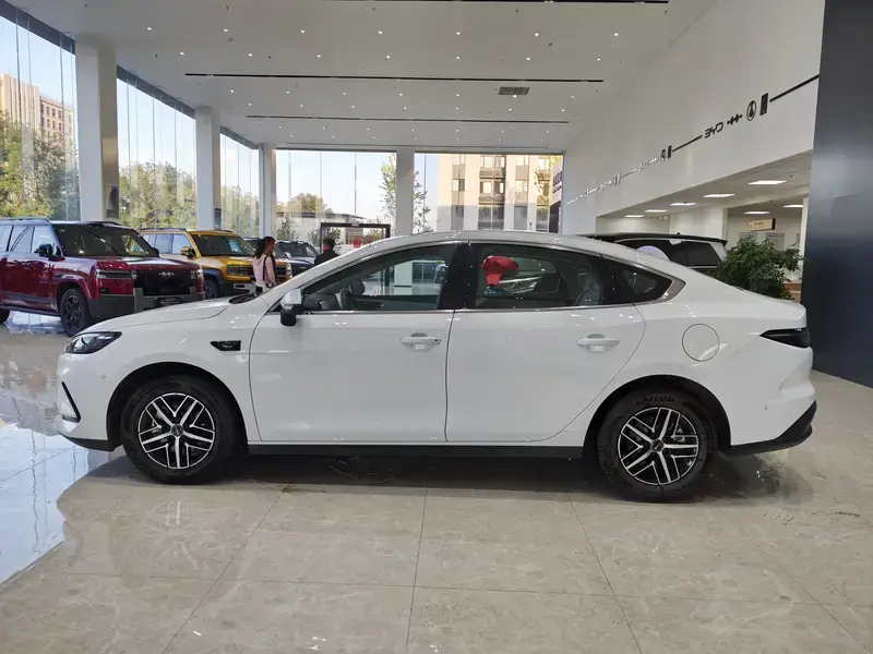 2025 BYD Seal 05 с пробегом 8 500 км