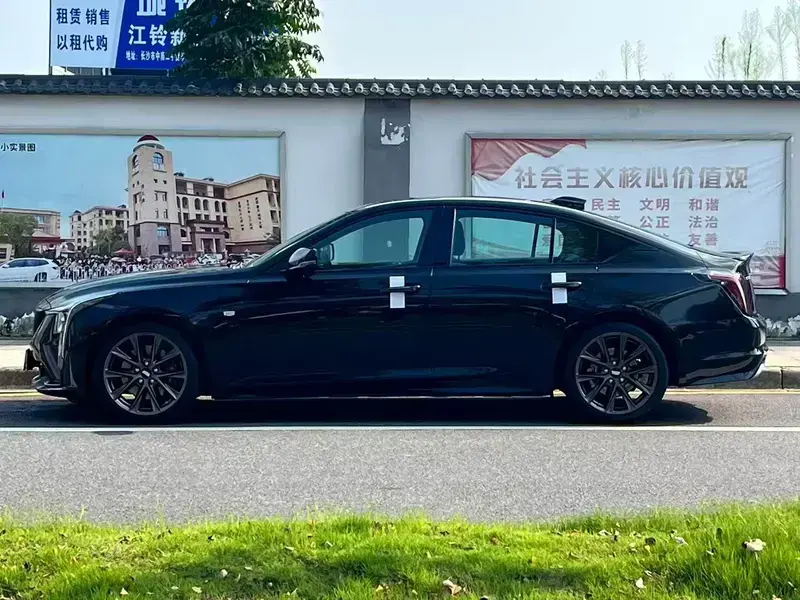 2025 Cadillac CT5 с пробегом 4 000 км