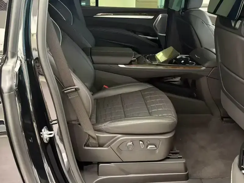 2026 Cadillac Escalade с пробегом 100 км