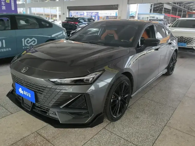 2023 Changan UNI-V с пробегом 18 000 км