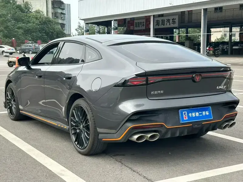 2025 Changan UNI-V с пробегом 3 500 км