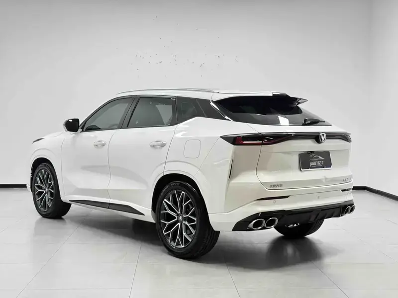 2025 Changan UNI-Z с пробегом 18 000 км