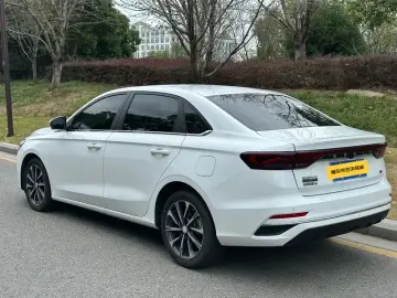 2025 Geely Emgrand с пробегом 17 000 км