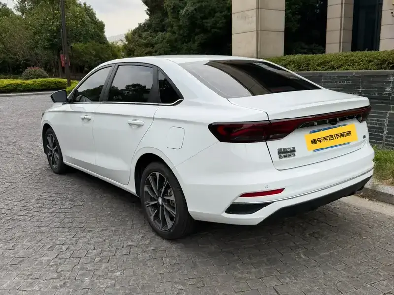 2025 Geely Emgrand с пробегом 17 200 км
