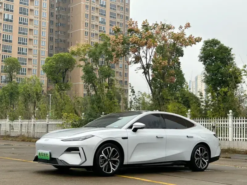 2025 Geely Galaxy E8 с пробегом 16 000 км