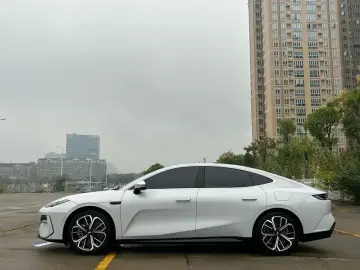 2025 Geely Galaxy E8 с пробегом 16 000 км