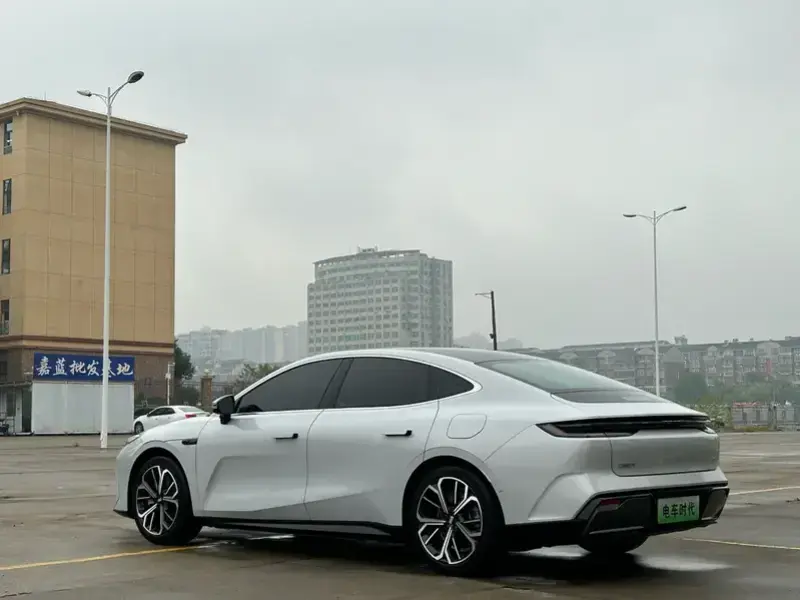 2025 Geely Galaxy E8 с пробегом 16 000 км