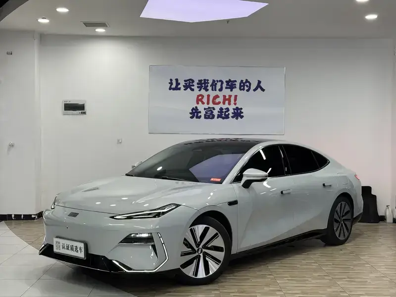 2024 Geely Galaxy E8 с пробегом 27 000 км