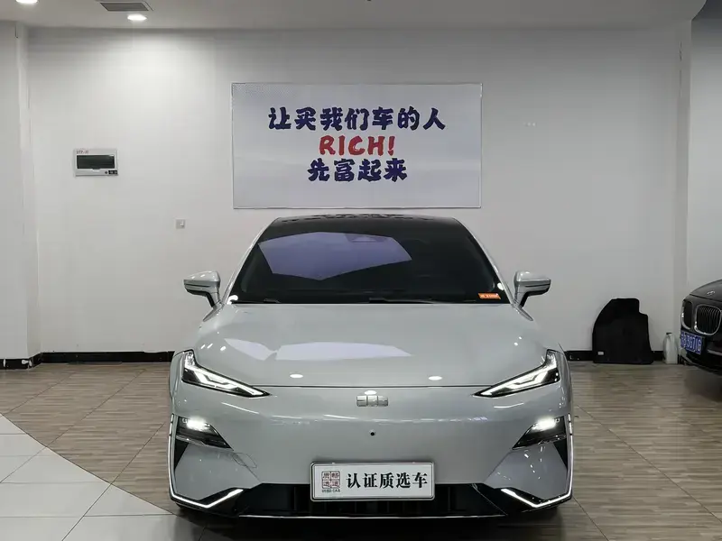 2024 Geely Galaxy E8 с пробегом 27 000 км