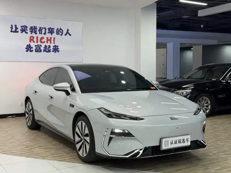2024 Geely Galaxy E8 с пробегом 27 000 км