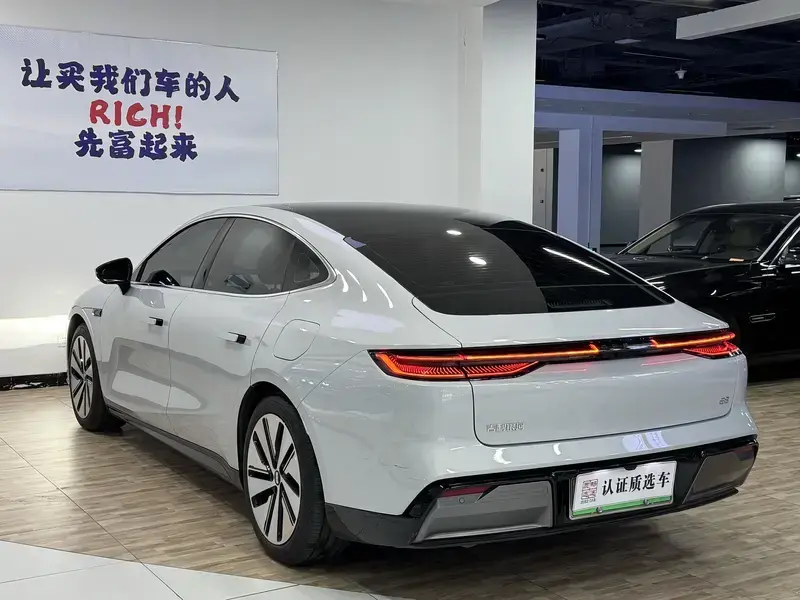 2024 Geely Galaxy E8 с пробегом 27 000 км