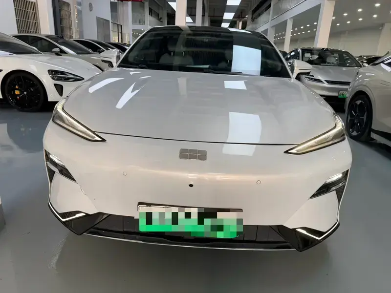 2025 Geely Galaxy E8 с пробегом 38 000 км
