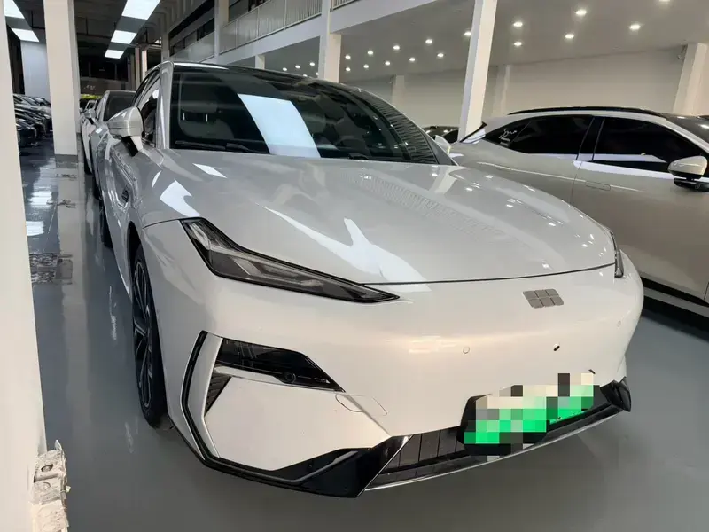 2025 Geely Galaxy E8 с пробегом 38 000 км