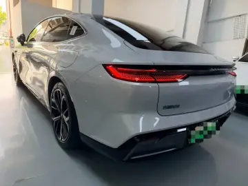 2025 Geely Galaxy E8 с пробегом 38 000 км