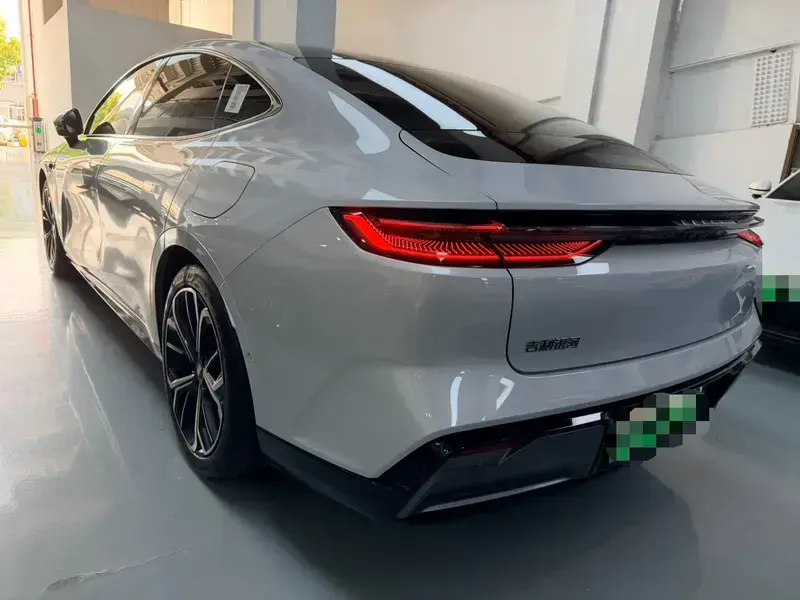 2025 Geely Galaxy E8 с пробегом 38 000 км