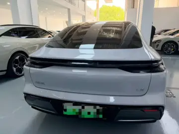 2025 Geely Galaxy E8 с пробегом 38 000 км