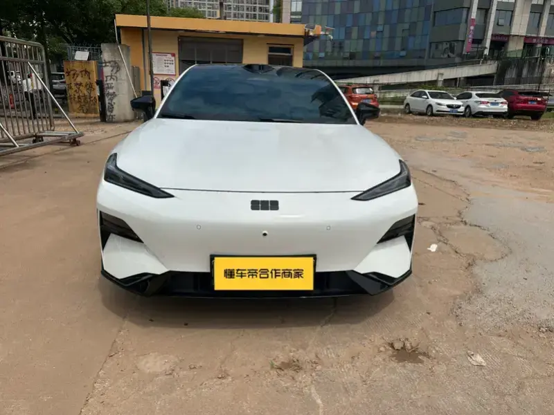 2025 Geely Galaxy E8 с пробегом 37 000 км