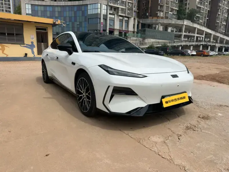 2025 Geely Galaxy E8 с пробегом 37 000 км