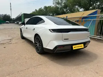 2025 Geely Galaxy E8 с пробегом 37 000 км