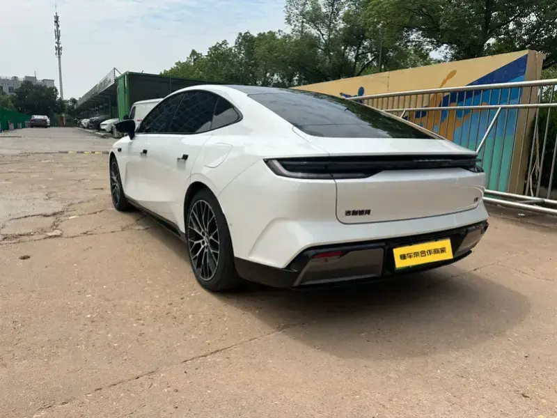 2025 Geely Galaxy E8 с пробегом 37 000 км