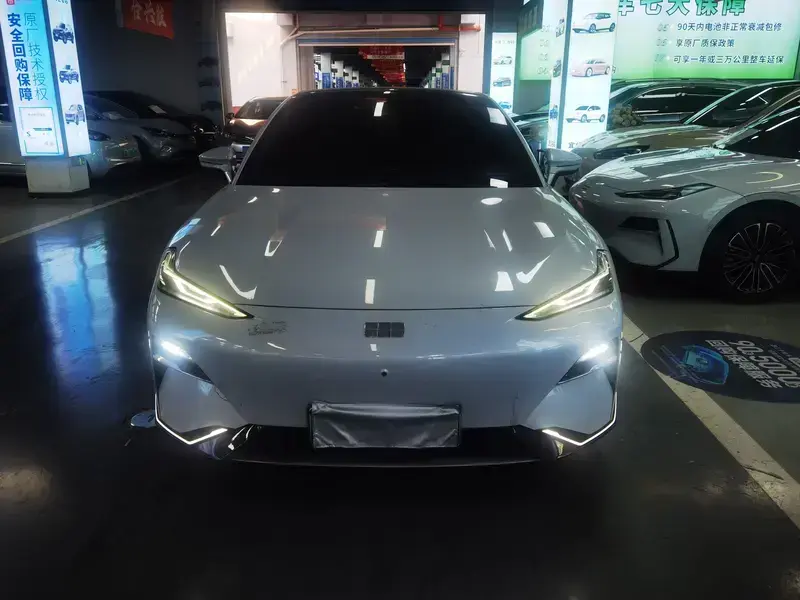 2024 Geely Galaxy E8 с пробегом 35 000 км