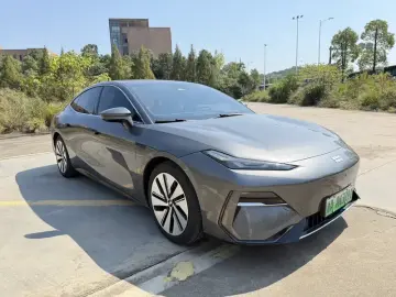 2024 Geely Galaxy E8 с пробегом 102 000 км