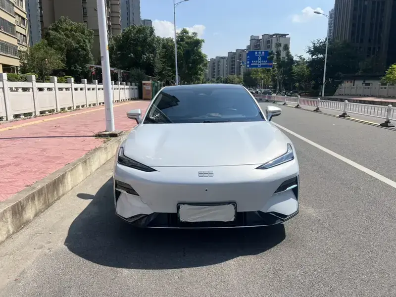 2024 Geely Galaxy E8 с пробегом 56 000 км