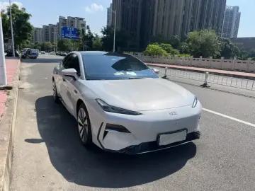 2024 Geely Galaxy E8 с пробегом 56 000 км