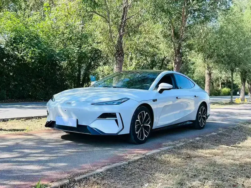 2025 Geely Galaxy E8 с пробегом 15 000 км