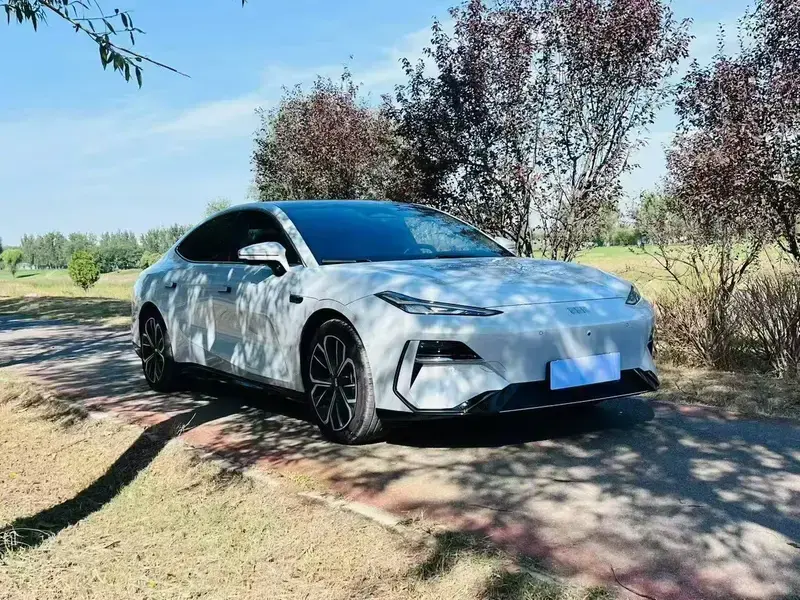 2025 Geely Galaxy E8 с пробегом 15 000 км