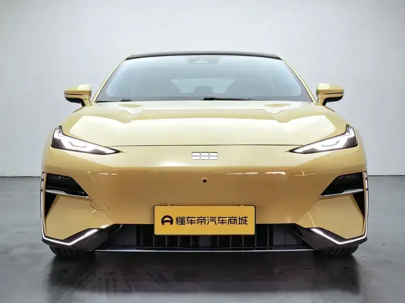 2024 Geely Galaxy E8 с пробегом 25 600 км
