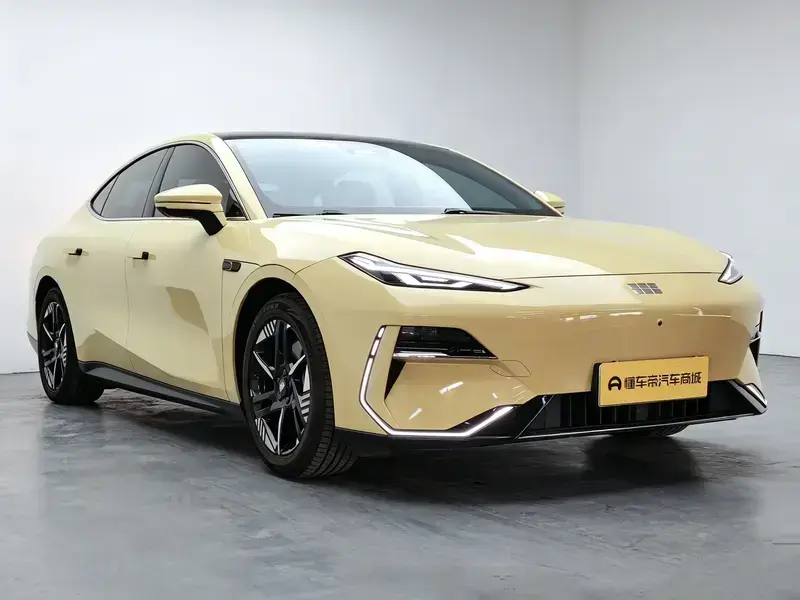 2024 Geely Galaxy E8 с пробегом 25 600 км