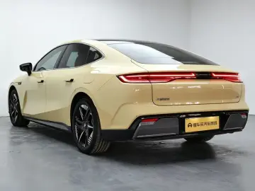 2024 Geely Galaxy E8 с пробегом 25 600 км