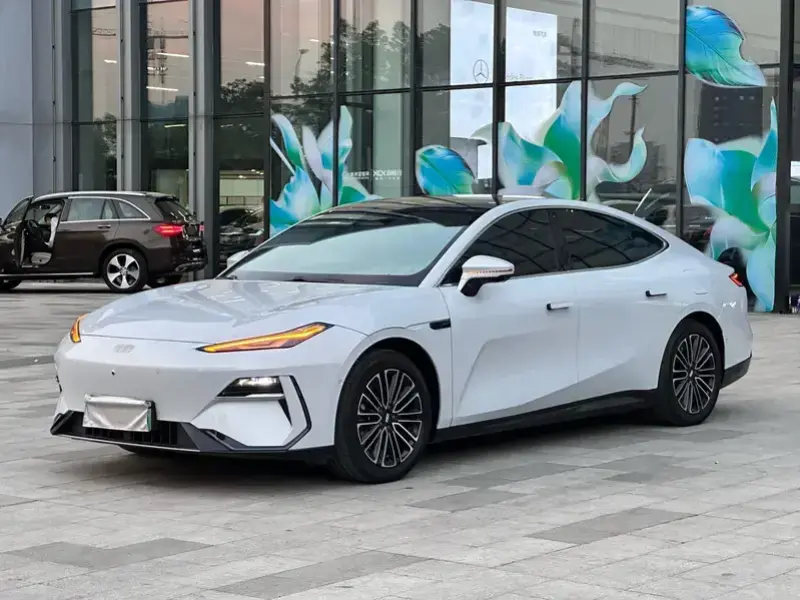 2025 Geely Galaxy E8 с пробегом 35 000 км