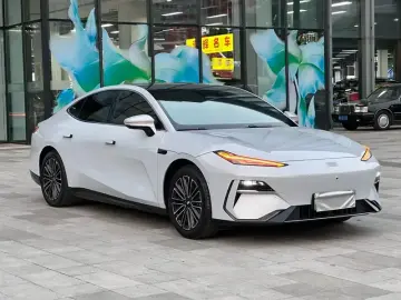 2025 Geely Galaxy E8 с пробегом 35 000 км