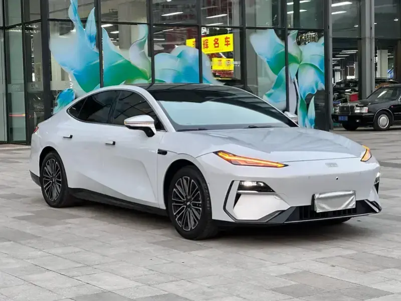 2025 Geely Galaxy E8 с пробегом 35 000 км