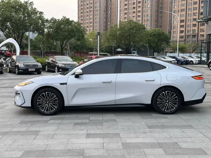 2025 Geely Galaxy E8 с пробегом 35 000 км