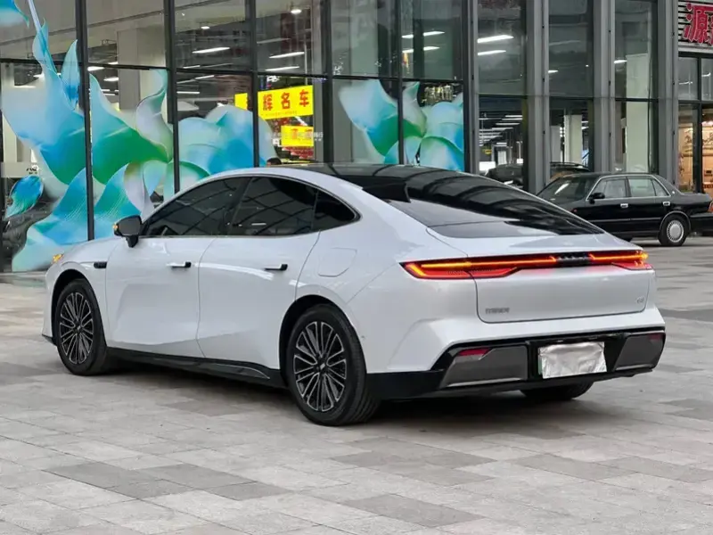 2025 Geely Galaxy E8 с пробегом 35 000 км