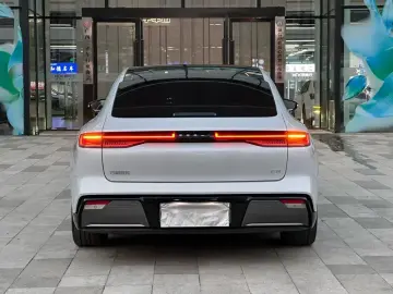 2025 Geely Galaxy E8 с пробегом 35 000 км